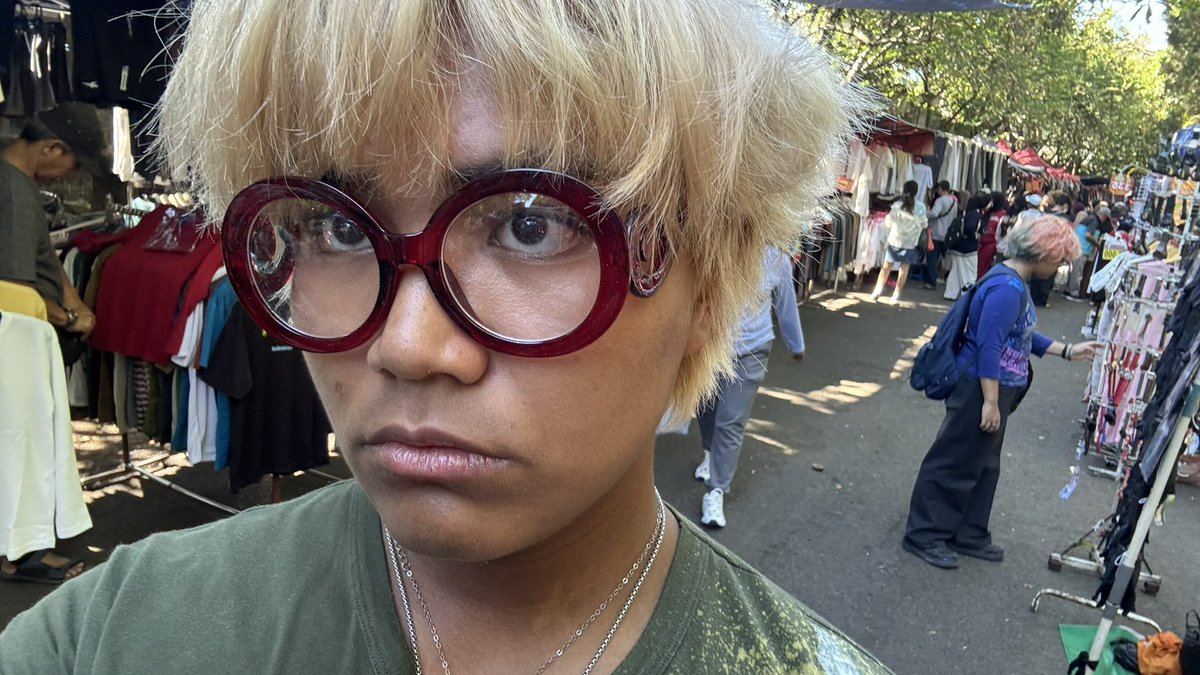 Apelcidersoda's tweet photo. [QUEER FRIENDSHIP APPLICATION]

name: Bill/Billie
age: 18+
occupation: Student 
zodiac : ♌️
height: 176cm
hobby : Jalan-Jalan sendiri, Hunting CD
fagt : only one functional ear (left) https://t.co/kmoVYyKTfV