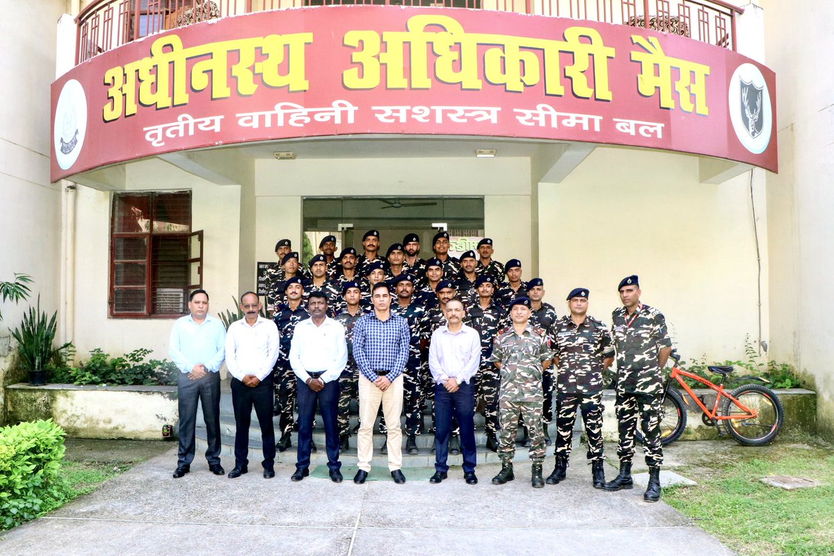 3BnSSB_INDIA's tweet photo. तृतीय वाहिनी, सशस्त्र सीमा बल, लखीमपुर खीरी में श्रीनगर प्रशिक्षण केंद्र के 20 प्रशिक्षु SI/DE, 29वें बैच के सीमा अध्ययन भ्रमण कार्यक्रम का समापन समारोह श्री प्रमोद देवरानी, कमांडेंट की अध्यक्षता में आयोजित किया गया।
#SashastraSeemaBal #BorderManagement #BorderSecurity https://t.co/sfnlFdlpl5
