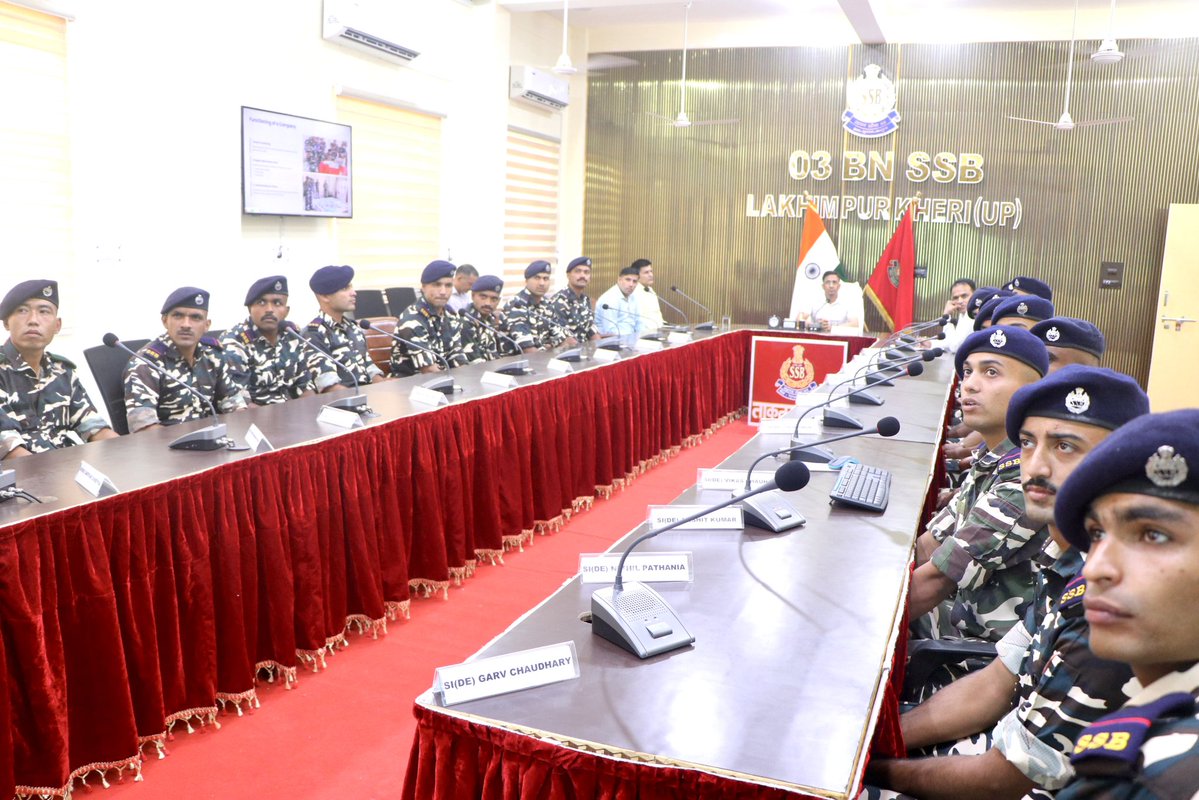 3BnSSB_INDIA's tweet photo. तृतीय वाहिनी, सशस्त्र सीमा बल, लखीमपुर खीरी में श्रीनगर प्रशिक्षण केंद्र के 20 प्रशिक्षु SI/DE, 29वें बैच के सीमा अध्ययन भ्रमण कार्यक्रम का समापन समारोह श्री प्रमोद देवरानी, कमांडेंट की अध्यक्षता में आयोजित किया गया।
#SashastraSeemaBal #BorderManagement #BorderSecurity https://t.co/sfnlFdlpl5
