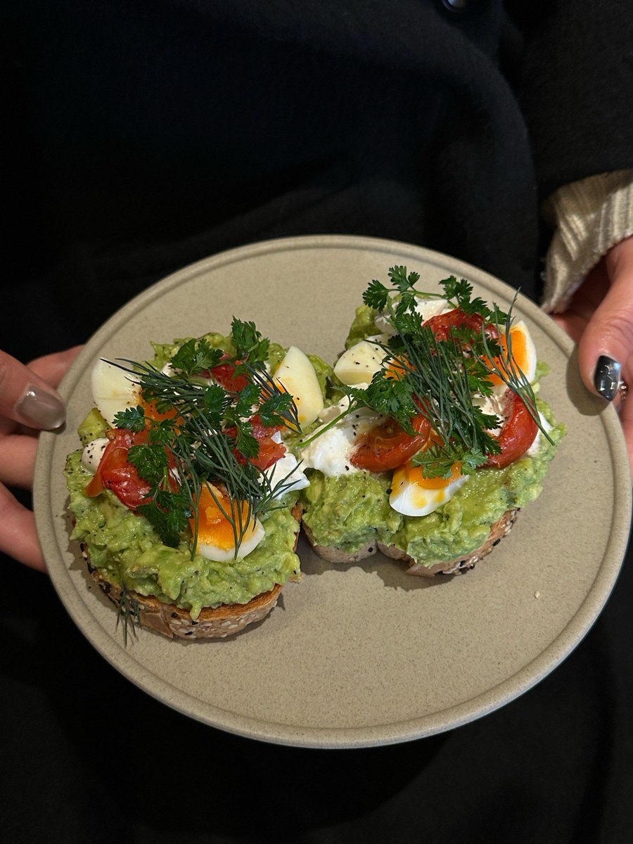MerylMassanstc's tweet photo. Just had the most perfect late-night snack: creamy avocado toast with a sprinkle of chili flakes and a runny fried egg. Total comfort in every bite!， https://t.co/ekTZAUHCDT