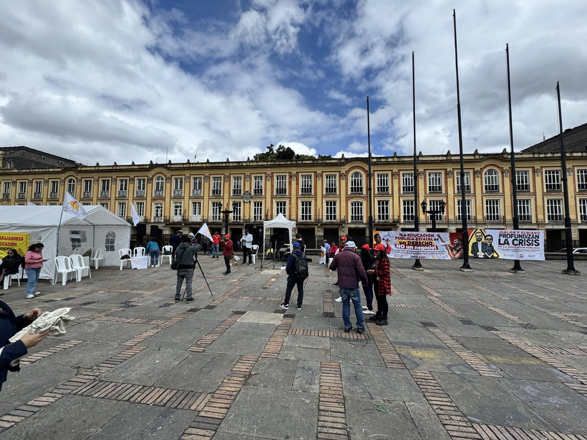 RubePini's tweet photo. #GalánEmpresarioDeluelvaLosSalarios porque exigimos que se respeten los acuerdos de septiembre 2025 entre la @adebogota y la @Educacionbogota no permitiremos que se siga a aumentando o condicionando el derecho internacional fundamental a la protesta,siempre pacífica y argumentada https://t.co/fwG33yZWiO