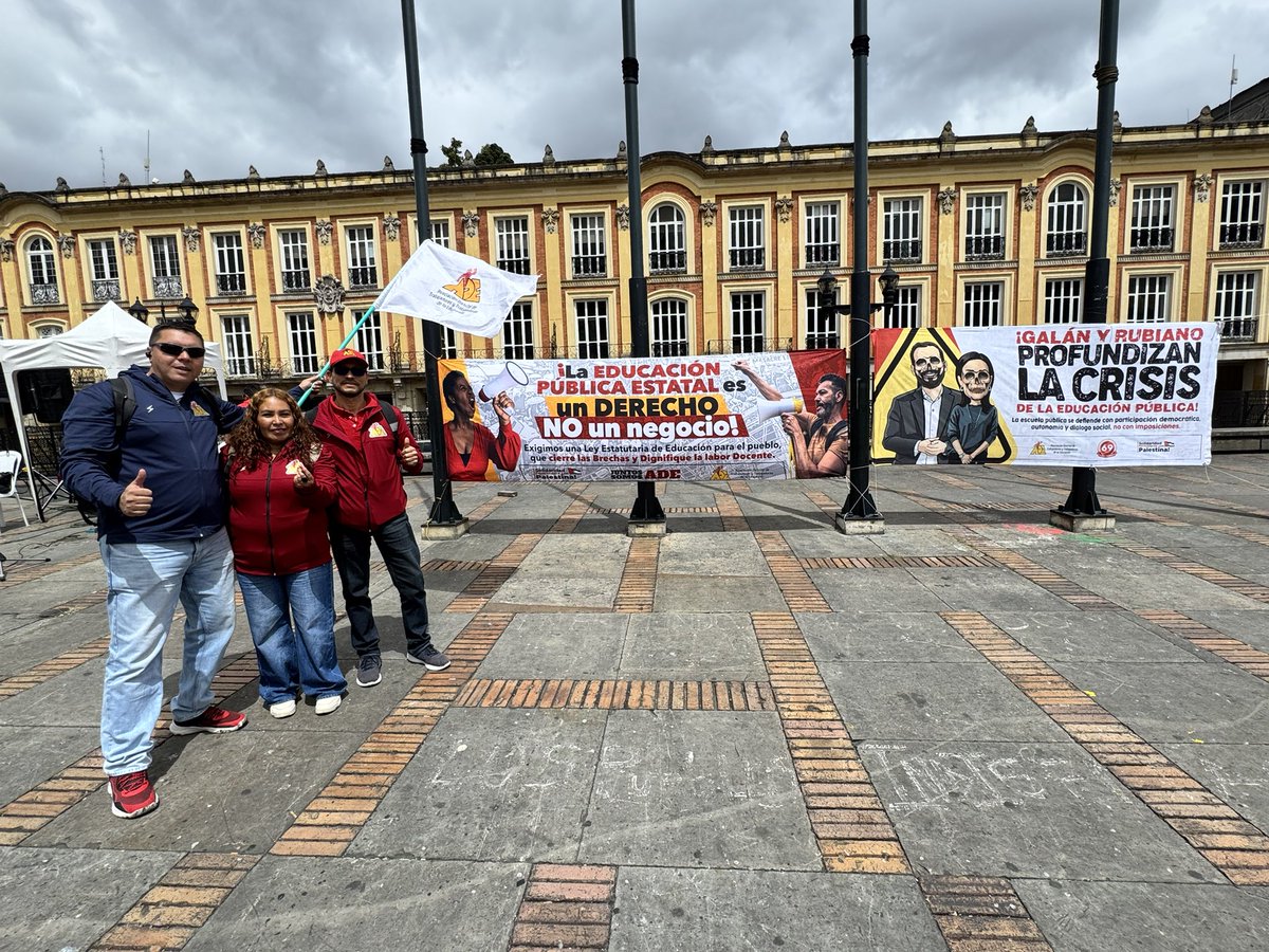 RubePini's tweet photo. #GalánEmpresarioDeluelvaLosSalarios porque exigimos que se respeten los acuerdos de septiembre 2025 entre la @adebogota y la @Educacionbogota no permitiremos que se siga a aumentando o condicionando el derecho internacional fundamental a la protesta,siempre pacífica y argumentada https://t.co/fwG33yZWiO