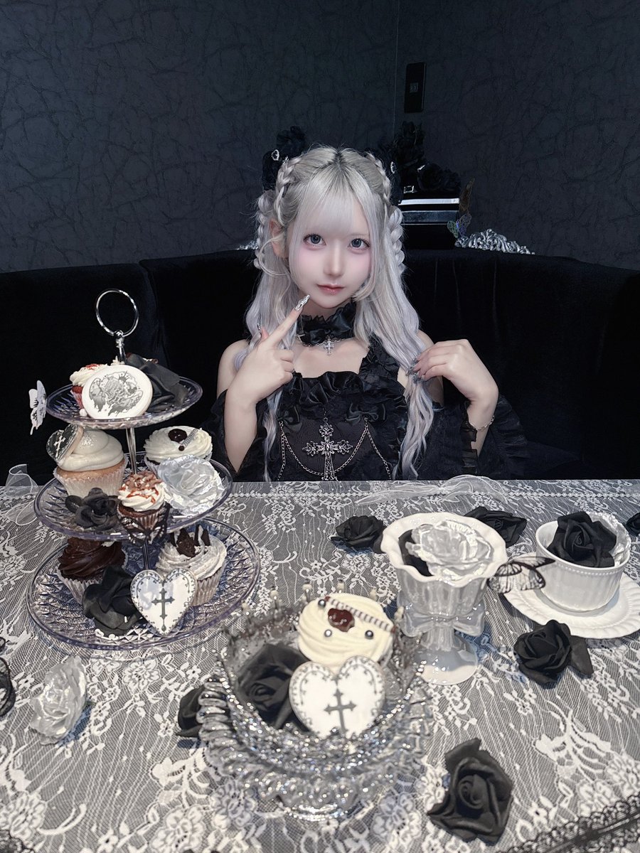 02kawaiii's tweet photo. レセプション1日目でした🖤🤍 https://t.co/CZdMFnK5YB