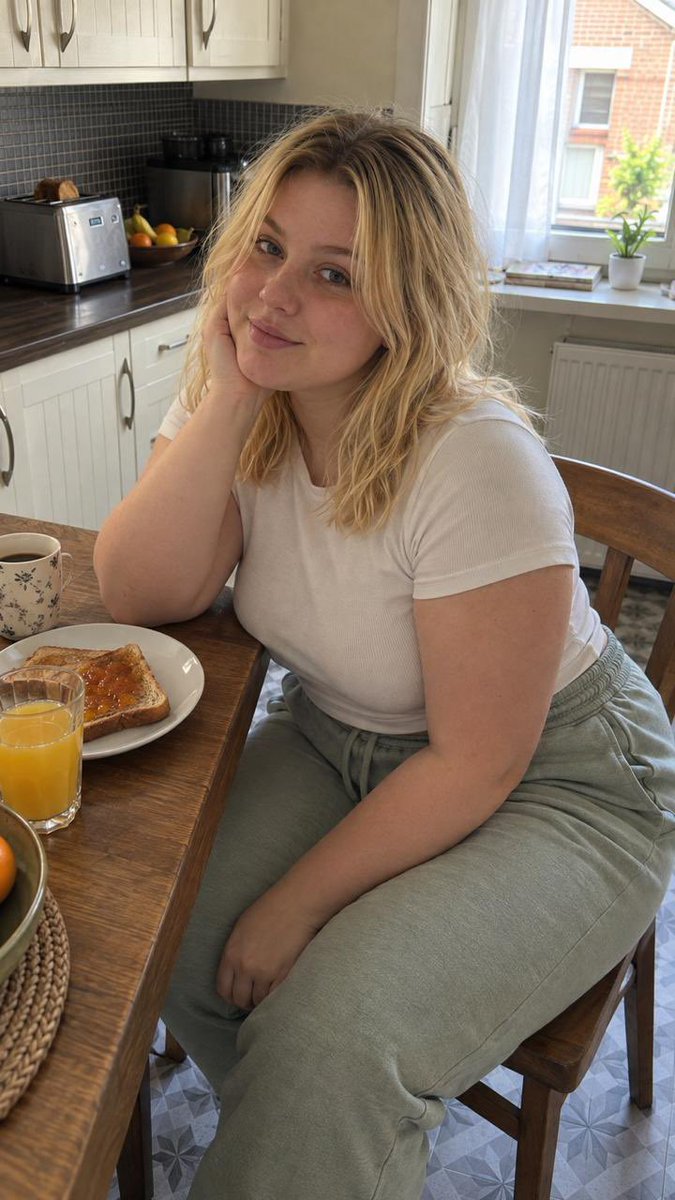 Amanda8e922's tweet photo. I managed to leave my room thanks to the promise of something to eat. Like what, sometimes it's enough to find the right argument 😅 https://t.co/9tkPapqMHi