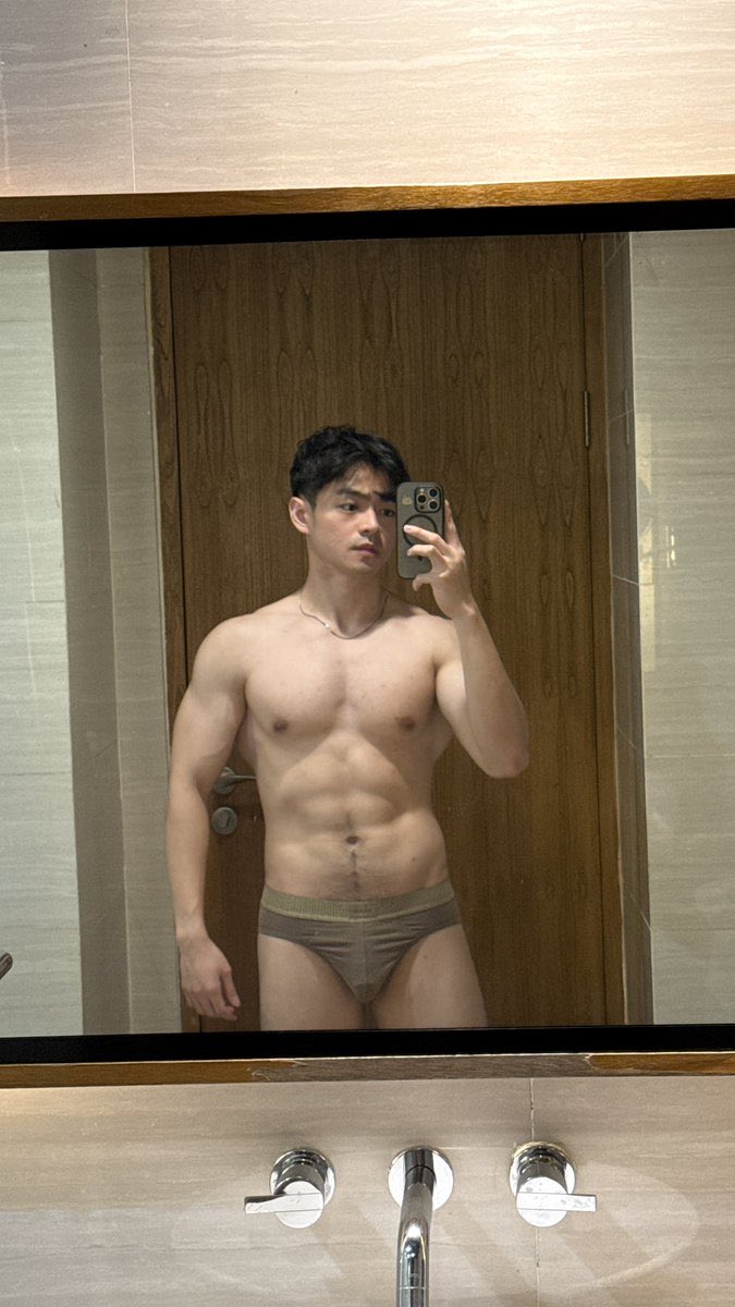 Delv845087's tweet photo. Koko muscle ini pengen diapain? https://t.co/crLcvgRKdr