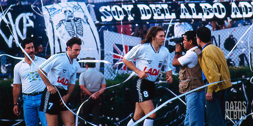 DatosAlbos's tweet photo. Bandera "Hooligan" 🇬🇧 usada desde mediados de los 80's en la barra de #ColoColo https://t.co/9KmgKqLjiJ