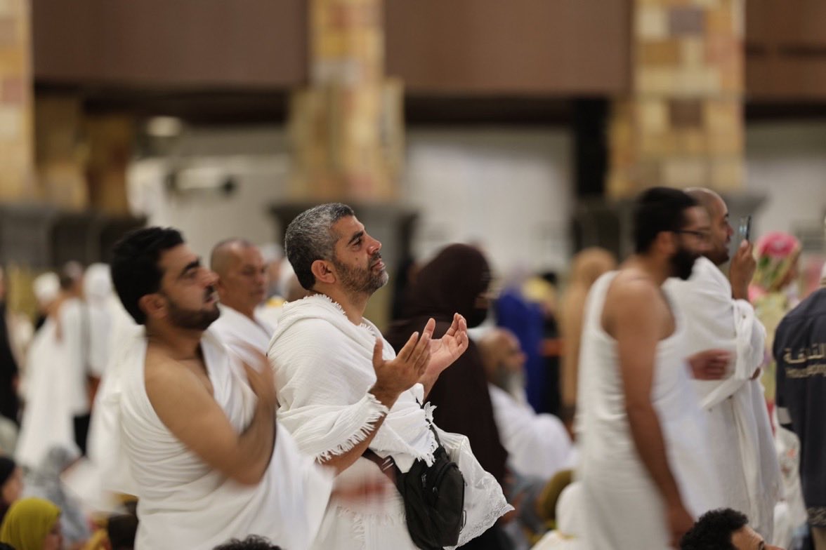 News_Ejazah's tweet photo. قال تعالى: ﴿وَمَن دَخَلَهُ كَانَ آمِنًا﴾

ساجدين.. آمنين.. مطمئنين، في رحاب المسجد الحرام. https://t.co/6tVEJwizUc