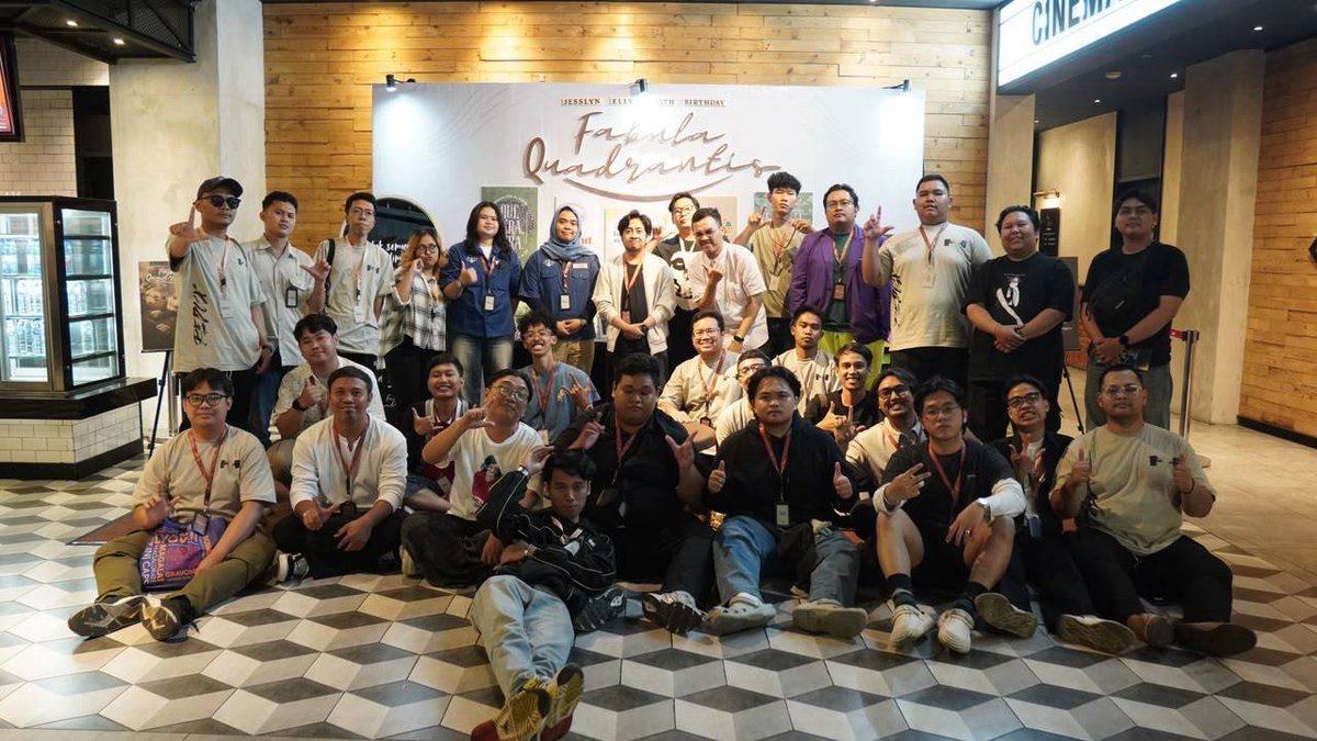 LynearID's tweet photo. Sebuah perayaan tidak pernah berdiri sendiri. Di balik setiap persiapan, setiap hal kecil yang terselesaikan, dan setiap momen yang akhirnya dapat dirayakan, ada banyak tangan yang ikut bekerja dan banyak orang yang memilih untuk hadir.
Terima kasih kepada seluruh Anabul yang telah mengisi bagian dari kisah ini, serta ikut merayakan 25 tahun @SE_LynJKT48 bersama kami.
Tanpa kalian, perjalanan ini tentu tidak akan sampai pada hari yang kami rayakan bersama.
#FabulaQuadrantis
#WhateverWillBe