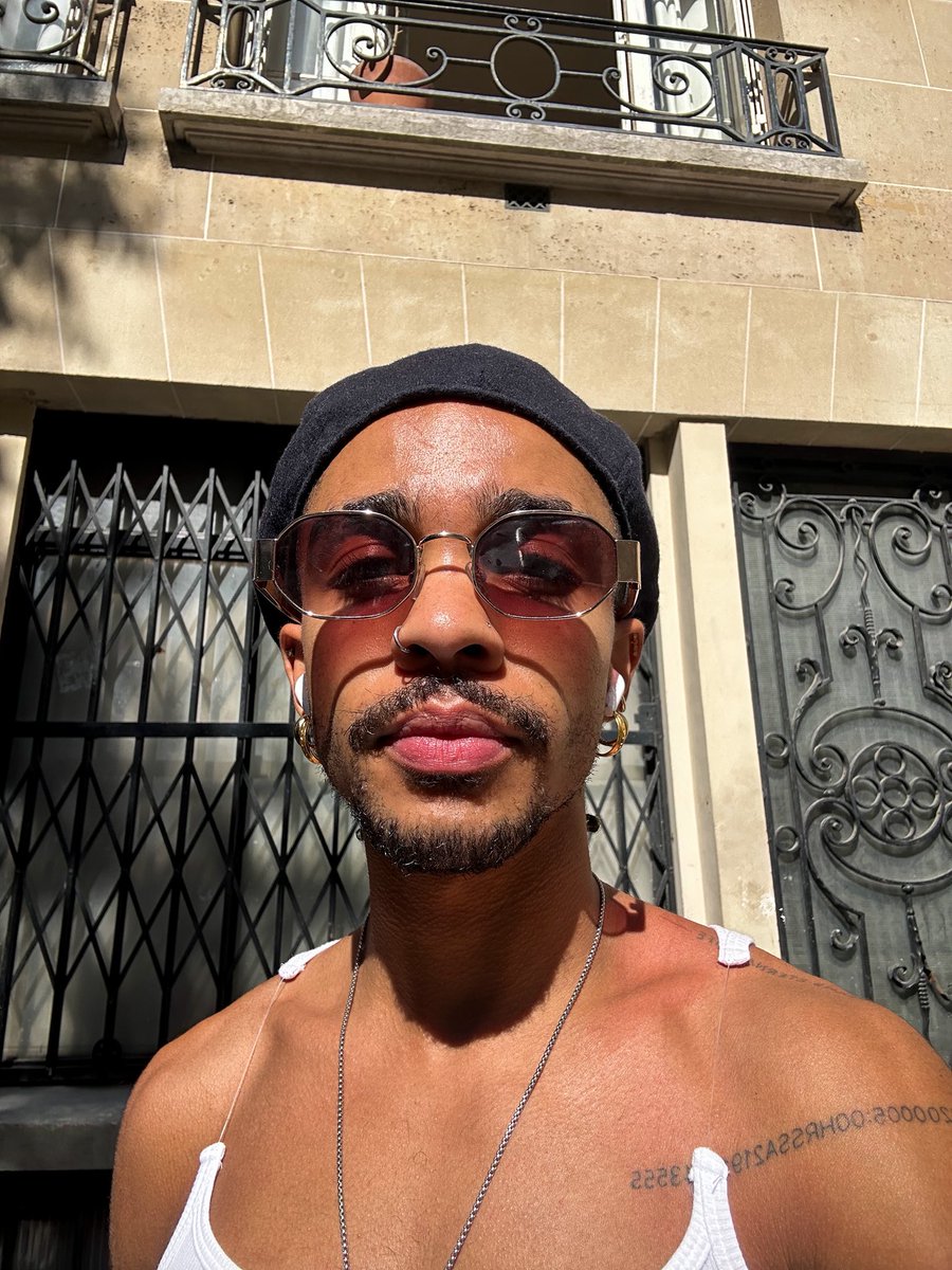 _robinns's tweet photo. Paris you were cute https://t.co/dI2goeOkIl