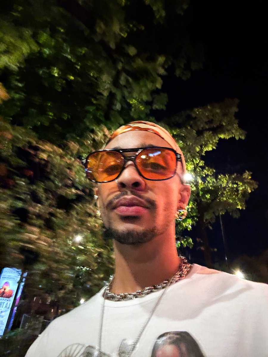 _robinns's tweet photo. Paris you were cute https://t.co/dI2goeOkIl
