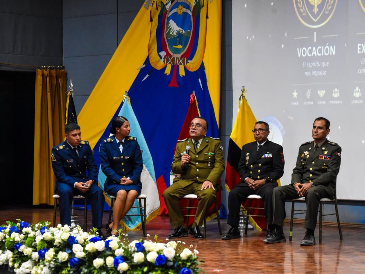 FuerzaAereaEc's tweet photo. ✔️ #CAYAMP conversatorio sobre liderazgo y cooperación internacional. 

✔️ En la #ETFA se realizó el conversatorio Liderazgo Militar y Diplomacia, Cooperación Internacional y Experiencias Profesionales, organizado por el Cuerpo de Ayudantes de Agregadurías Militares y de Policía https://t.co/9qx1UVaFI1