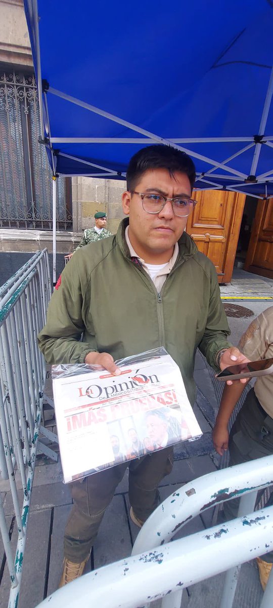 SimonLevyMx's tweet photo. Presentando las pruebas directamente en Palacio Nacional con el unico periódico no cuchareado de México.
☺️☺️☺️ https://t.co/GdG7R0QPkC