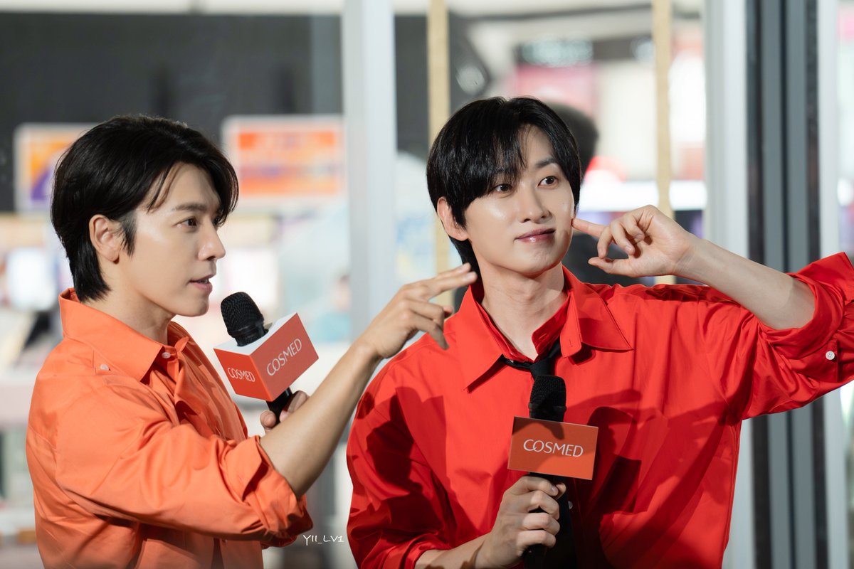 YII_lv1's tweet photo. 𝟤𝟨𝟢𝟫𝟣𝟧 𝗖𝗢𝗦𝗠𝗘𝗗 𝘅 𝗦𝗨𝗣𝗘𝗥 𝗝𝗨𝗡𝗜𝗢𝗥-𝗗&amp;𝗘
.
看到衣服的瞬間：真的好橘🥕
.
#DONGHAE #동해 
#EUNHYUK #은혁 
#superjuniordne https://t.co/PNVEFFeaw9