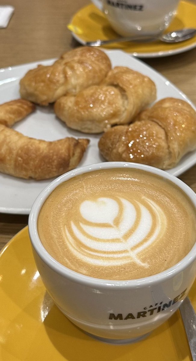 yu_kikiw's tweet photo. —— Desayuno con un gran chico. 

(Que no se me salga el asentó de pueblo). https://t.co/3n8qJOn1Sf