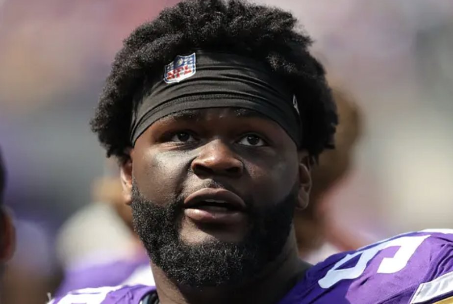 Brawl_w_TimPaul's tweet photo. Caleb Banks currently looks like a late-round developmental project trapped inside the body of a first-round pick.

The size and athleticism look impressive, but where are the fundamentals, technique and production? The Vikings didn’t use a first-round selection on Banks so he could disappear for 16 snaps.

He isn’t a bust yet—but Minnesota’s gamble is already becoming concerning.