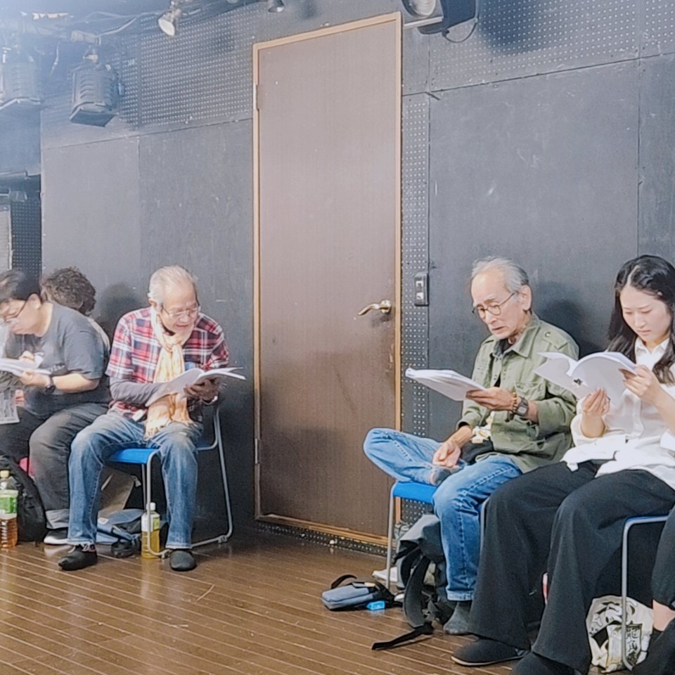 daruma_kikaku's tweet photo. #兄弟ブルース
11月11日の開幕にむけて
ついに始動🕶️🕶️

だるま座が
ミュージカル!?
しかもこれは
ミュージカル…なのか!?

歌って踊れない人のための最後までやっても疲れない『だるま座式オリジナルミュージカル』✨

主演は、2人合わせて150歳越えの #すだあきら と #岩岡朝夫 ！

ご期待ください😎 https://t.co/ACXpfQf09P