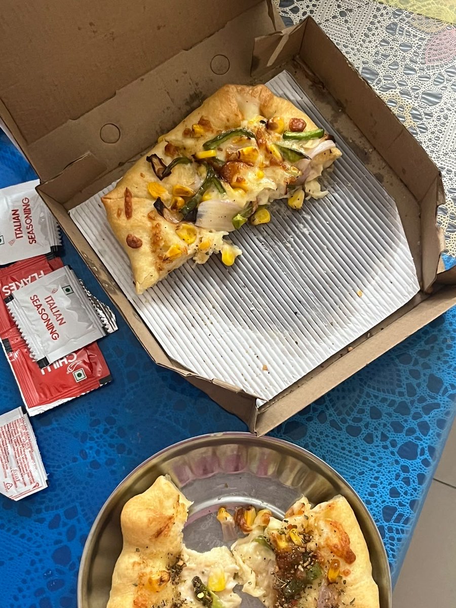 imankit91's tweet photo. Ordered Pizza last Sat frm @pizzahut thru @Swiggy veggies in pzza were spoiled &amp; smelled rotten. I raised concern on Swiggy, was surprised by response “this restaurant follows standard practices” &amp; they ended conversation
I mean this shud not be a consumer addressal @fssaiindia https://t.co/wzGpnVg4gG