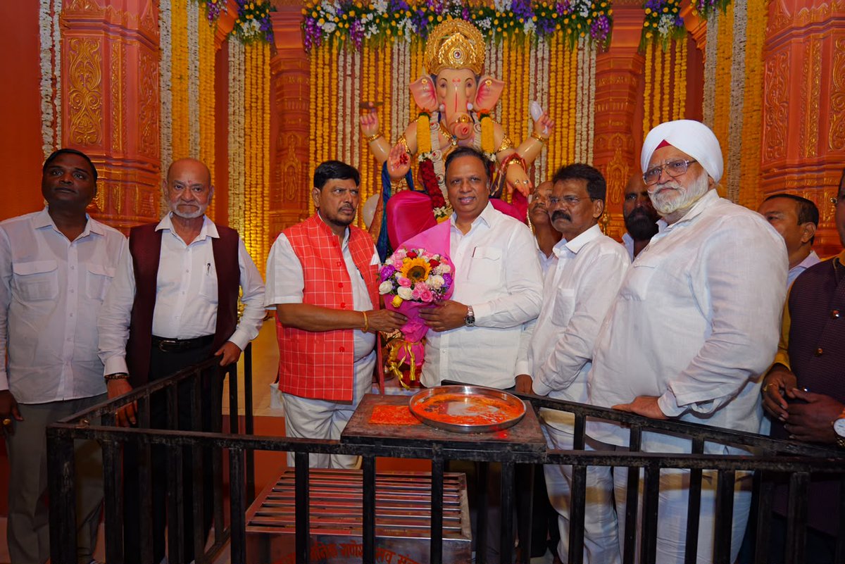 ShelarAshish's tweet photo. केंद्रीय सामाजिक न्याय राज्यमंत्री मा. रामदास आठवले जी यांनी आमच्या वांद्रे पश्चिम सार्वजनिक गणेशोत्सव मंडळास भेट देत बाप्पाचे मनोभावे दर्शन घेतले.

#GanpatiBappaMorya #Ganeshotsav #GanpatiDarshan #AshishShelar https://t.co/arr8LvLzsb