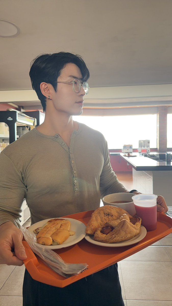 thames_malerose's tweet photo. ทรายขาวมากจริงๆ 
ขนมปังแข็งมากจริงๆ https://t.co/9q3v8H5lTa