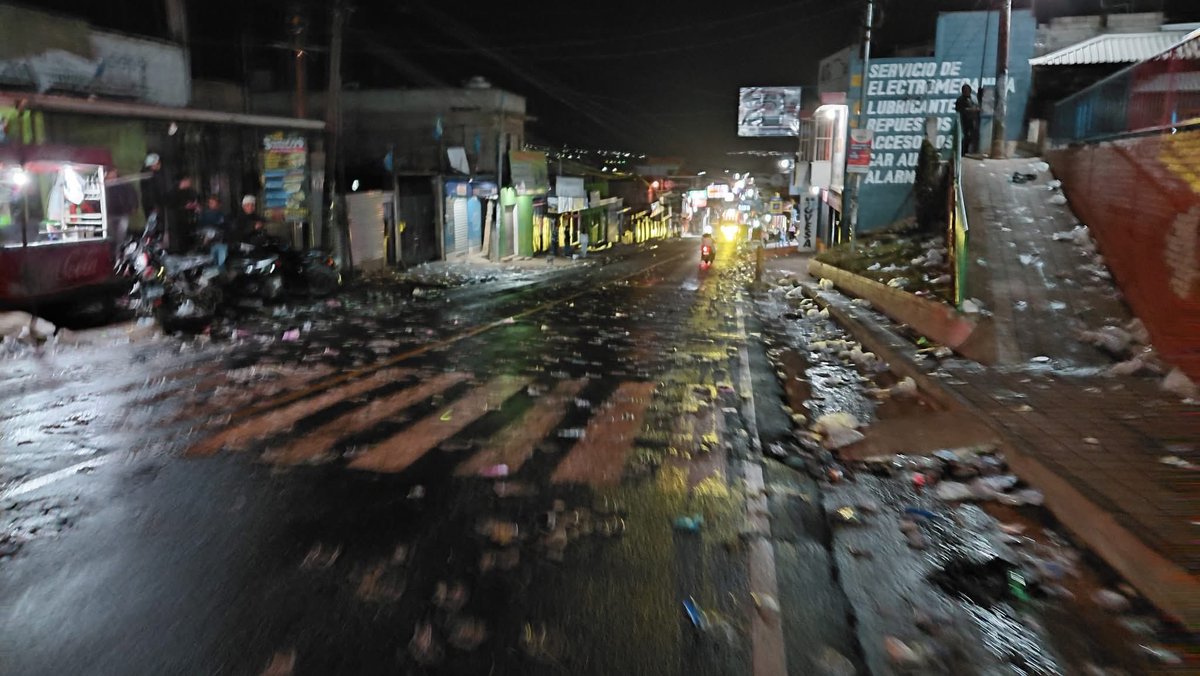 ClimaenGuate's tweet photo. Qué bonito patriotismo 🙄
Varios lugares “celebraron” con cubetadas de agua, bolsas y hasta hubieron heridos con piedras y con hielo.
Mientras muchos desean el vital líquido debido a la sequía extrema, otros más la desperdician por montones, aparte de llenar con mucha basura las calles.
Terrible