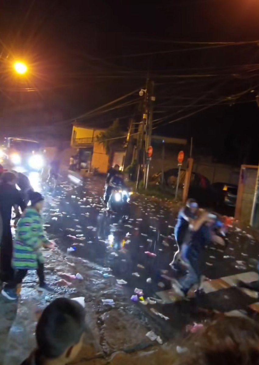 ClimaenGuate's tweet photo. Qué bonito patriotismo 🙄
Varios lugares “celebraron” con cubetadas de agua, bolsas y hasta hubieron heridos con piedras y con hielo.
Mientras muchos desean el vital líquido debido a la sequía extrema, otros más la desperdician por montones, aparte de llenar con mucha basura las calles.
Terrible