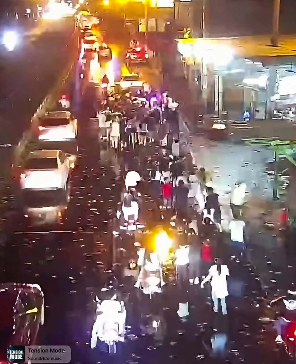 ClimaenGuate's tweet photo. Qué bonito patriotismo 🙄
Varios lugares “celebraron” con cubetadas de agua, bolsas y hasta hubieron heridos con piedras y con hielo.
Mientras muchos desean el vital líquido debido a la sequía extrema, otros más la desperdician por montones, aparte de llenar con mucha basura las calles.
Terrible
