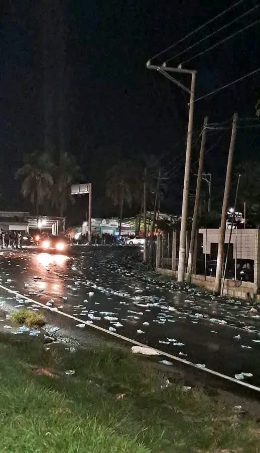 ClimaenGuate's tweet photo. Qué bonito patriotismo 🙄
Varios lugares “celebraron” con cubetadas de agua, bolsas y hasta hubieron heridos con piedras y con hielo.
Mientras muchos desean el vital líquido debido a la sequía extrema, otros más la desperdician por montones, aparte de llenar con mucha basura las calles.
Terrible