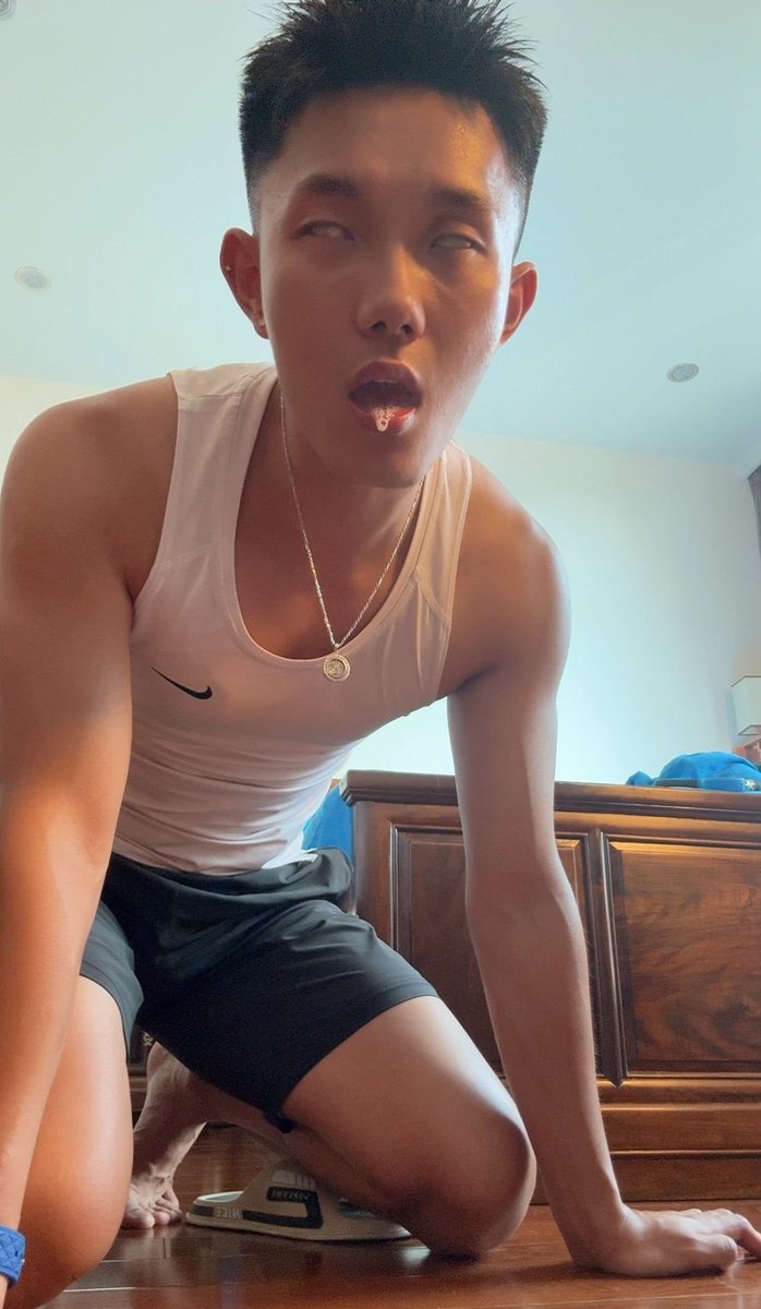 chigua_10086's tweet photo. 网黄北教授，上一秒粗口调教贱狗，下一秒发骚犯贱翻白眼 https://t.co/BnQH15Uepj