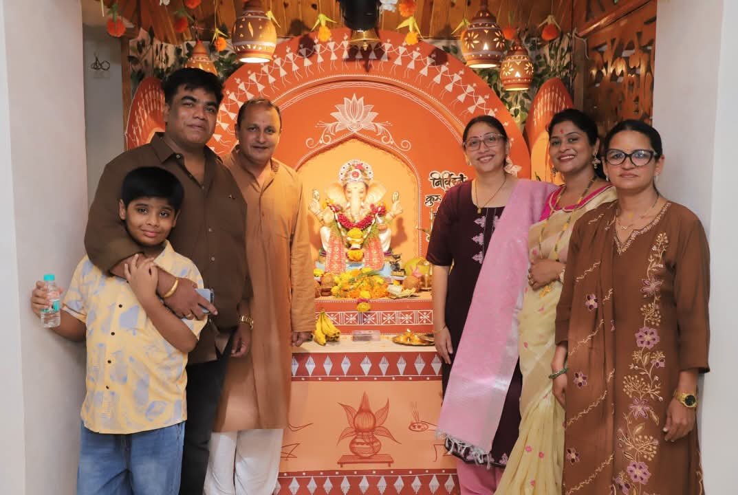 snehadubepandit's tweet photo. 📍 मंगल वंदन सोसायटी, एव्हरशाईन सिटी, वसई पूर्व
🗓️ दिनांक : १५ सप्टेंबर २०२६

"गणरायाच्या चरणी स्नेहबंध… भक्ती, श्रद्धा आणि आपुलकीचा अविस्मरणीय सोहळा!"

गणरायाच्या आगमनाने घराघरात आनंद, भक्ती आणि सकारात्मक ऊर्जेचे वातावरण निर्माण झाले आहे. आमच्या घरच्या श्री गणपती बाप्पाचे दर्शन घेण्यासाठी सर्व बूथ प्रमुख, शक्ती केंद्रप्रमुख, BLA-2, पदाधिकारी, कार्यकर्ते, पत्रकार बांधव, नागरिक आणि विविध क्षेत्रातील मान्यवरांनी आवर्जून उपस्थिती लावली.

बाप्पाच्या चरणी नतमस्तक होताना प्रत्येकाच्या चेहऱ्यावर दिसणारी श्रद्धा आणि आपुलकी मनाला स्पर्शून गेली. आपल्या माणसांची ही प्रेमळ भेट, मनापासून झालेला संवाद आणि बाप्पाच्या साक्षीने अनुभवलेले हे सुंदर क्षण आयुष्यभर हृदयात जपून ठेवावे असे आहेत. 

हीच माणसं, हेच प्रेम आणि हा स्नेह हेच आमचे खरे बळ आहे.
श्री गणरायाच्या आशीर्वादाने आपल्या सर्वांच्या आयुष्यात सुख, समाधान, आरोग्य आणि समृद्धी नांदो, प्रत्येकाच्या मनोकामना पूर्ण होवोत आणि आपल्या सर्वांच्या वाटचालीला बाप्पाचे आशीर्वाद सदैव लाभोत, हीच चरणी प्रार्थना! 

गणपती बाप्पा मोरया!
मंगलमूर्ती मोरया! 

#GanpatiBappaMorya #Ganeshotsav2026 #Vasai #GanpatiDarshan
#गणपतीबाप्पामोरया #गणेशोत्सव२०२६ #गणपतीदर्शन #वसई #बाप्पाचाआशीर्वाद #आपुलकीचास्नेह