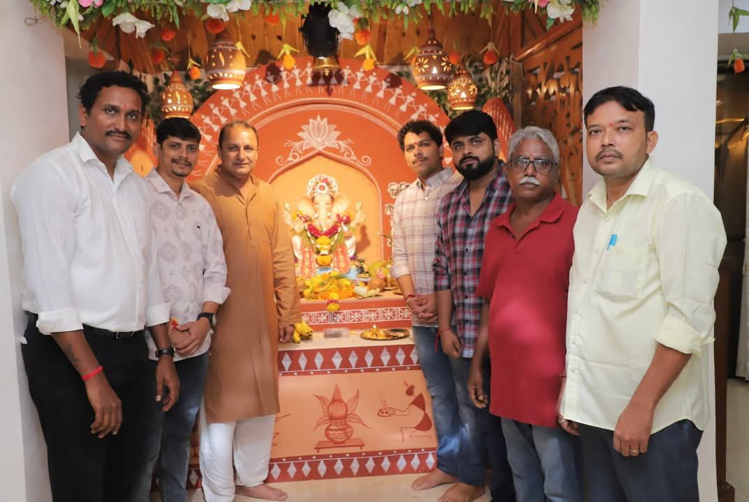 snehadubepandit's tweet photo. 📍 मंगल वंदन सोसायटी, एव्हरशाईन सिटी, वसई पूर्व
🗓️ दिनांक : १५ सप्टेंबर २०२६

"गणरायाच्या चरणी स्नेहबंध… भक्ती, श्रद्धा आणि आपुलकीचा अविस्मरणीय सोहळा!"

गणरायाच्या आगमनाने घराघरात आनंद, भक्ती आणि सकारात्मक ऊर्जेचे वातावरण निर्माण झाले आहे. आमच्या घरच्या श्री गणपती बाप्पाचे दर्शन घेण्यासाठी सर्व बूथ प्रमुख, शक्ती केंद्रप्रमुख, BLA-2, पदाधिकारी, कार्यकर्ते, पत्रकार बांधव, नागरिक आणि विविध क्षेत्रातील मान्यवरांनी आवर्जून उपस्थिती लावली.

बाप्पाच्या चरणी नतमस्तक होताना प्रत्येकाच्या चेहऱ्यावर दिसणारी श्रद्धा आणि आपुलकी मनाला स्पर्शून गेली. आपल्या माणसांची ही प्रेमळ भेट, मनापासून झालेला संवाद आणि बाप्पाच्या साक्षीने अनुभवलेले हे सुंदर क्षण आयुष्यभर हृदयात जपून ठेवावे असे आहेत. 

हीच माणसं, हेच प्रेम आणि हा स्नेह हेच आमचे खरे बळ आहे.
श्री गणरायाच्या आशीर्वादाने आपल्या सर्वांच्या आयुष्यात सुख, समाधान, आरोग्य आणि समृद्धी नांदो, प्रत्येकाच्या मनोकामना पूर्ण होवोत आणि आपल्या सर्वांच्या वाटचालीला बाप्पाचे आशीर्वाद सदैव लाभोत, हीच चरणी प्रार्थना! 

गणपती बाप्पा मोरया!
मंगलमूर्ती मोरया! 

#GanpatiBappaMorya #Ganeshotsav2026 #Vasai #GanpatiDarshan
#गणपतीबाप्पामोरया #गणेशोत्सव२०२६ #गणपतीदर्शन #वसई #बाप्पाचाआशीर्वाद #आपुलकीचास्नेह