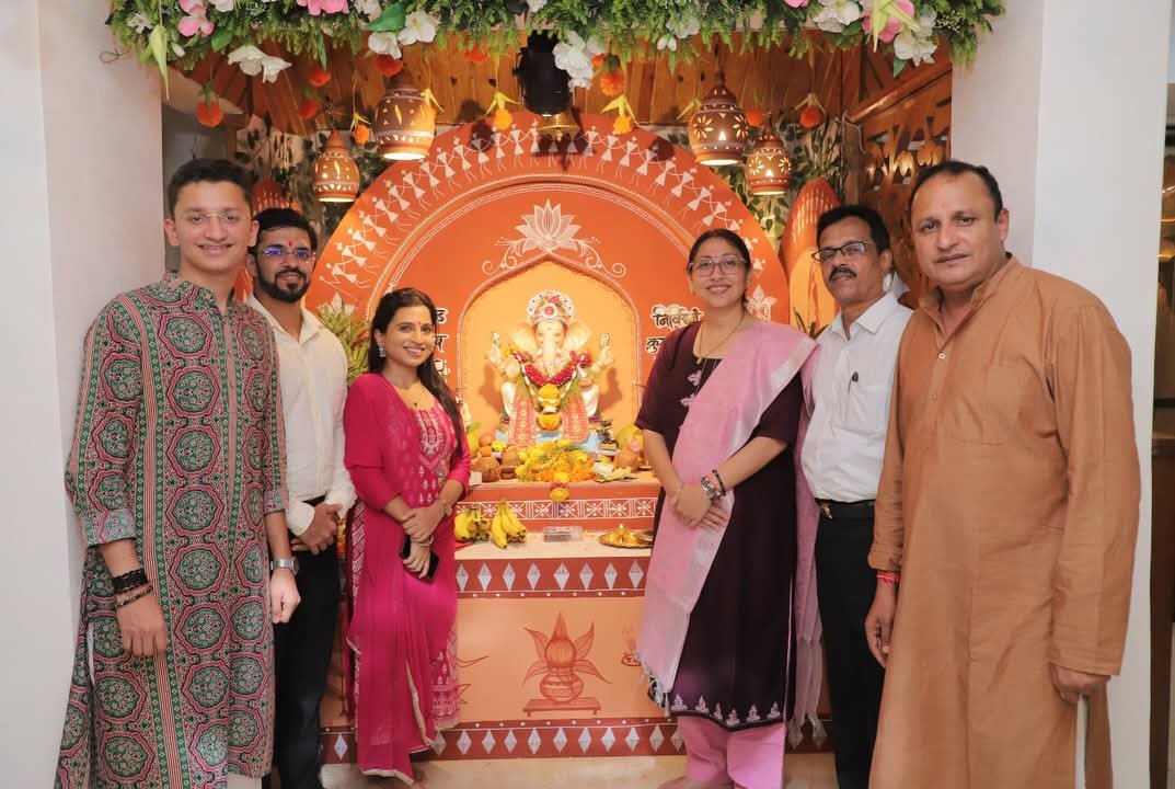 snehadubepandit's tweet photo. 📍 मंगल वंदन सोसायटी, एव्हरशाईन सिटी, वसई पूर्व
🗓️ दिनांक : १५ सप्टेंबर २०२६

"गणरायाच्या चरणी स्नेहबंध… भक्ती, श्रद्धा आणि आपुलकीचा अविस्मरणीय सोहळा!"

गणरायाच्या आगमनाने घराघरात आनंद, भक्ती आणि सकारात्मक ऊर्जेचे वातावरण निर्माण झाले आहे. आमच्या घरच्या श्री गणपती बाप्पाचे दर्शन घेण्यासाठी सर्व बूथ प्रमुख, शक्ती केंद्रप्रमुख, BLA-2, पदाधिकारी, कार्यकर्ते, पत्रकार बांधव, नागरिक आणि विविध क्षेत्रातील मान्यवरांनी आवर्जून उपस्थिती लावली.

बाप्पाच्या चरणी नतमस्तक होताना प्रत्येकाच्या चेहऱ्यावर दिसणारी श्रद्धा आणि आपुलकी मनाला स्पर्शून गेली. आपल्या माणसांची ही प्रेमळ भेट, मनापासून झालेला संवाद आणि बाप्पाच्या साक्षीने अनुभवलेले हे सुंदर क्षण आयुष्यभर हृदयात जपून ठेवावे असे आहेत. 

हीच माणसं, हेच प्रेम आणि हा स्नेह हेच आमचे खरे बळ आहे.
श्री गणरायाच्या आशीर्वादाने आपल्या सर्वांच्या आयुष्यात सुख, समाधान, आरोग्य आणि समृद्धी नांदो, प्रत्येकाच्या मनोकामना पूर्ण होवोत आणि आपल्या सर्वांच्या वाटचालीला बाप्पाचे आशीर्वाद सदैव लाभोत, हीच चरणी प्रार्थना! 

गणपती बाप्पा मोरया!
मंगलमूर्ती मोरया! 

#GanpatiBappaMorya #Ganeshotsav2026 #Vasai #GanpatiDarshan
#गणपतीबाप्पामोरया #गणेशोत्सव२०२६ #गणपतीदर्शन #वसई #बाप्पाचाआशीर्वाद #आपुलकीचास्नेह