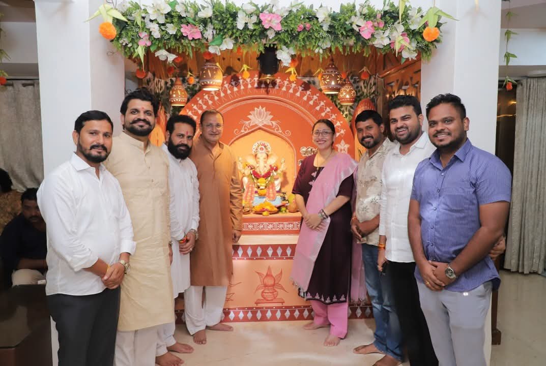 snehadubepandit's tweet photo. 📍 मंगल वंदन सोसायटी, एव्हरशाईन सिटी, वसई पूर्व
🗓️ दिनांक : १५ सप्टेंबर २०२६

"गणरायाच्या चरणी स्नेहबंध… भक्ती, श्रद्धा आणि आपुलकीचा अविस्मरणीय सोहळा!"

गणरायाच्या आगमनाने घराघरात आनंद, भक्ती आणि सकारात्मक ऊर्जेचे वातावरण निर्माण झाले आहे. आमच्या घरच्या श्री गणपती बाप्पाचे दर्शन घेण्यासाठी सर्व बूथ प्रमुख, शक्ती केंद्रप्रमुख, BLA-2, पदाधिकारी, कार्यकर्ते, पत्रकार बांधव, नागरिक आणि विविध क्षेत्रातील मान्यवरांनी आवर्जून उपस्थिती लावली.

बाप्पाच्या चरणी नतमस्तक होताना प्रत्येकाच्या चेहऱ्यावर दिसणारी श्रद्धा आणि आपुलकी मनाला स्पर्शून गेली. आपल्या माणसांची ही प्रेमळ भेट, मनापासून झालेला संवाद आणि बाप्पाच्या साक्षीने अनुभवलेले हे सुंदर क्षण आयुष्यभर हृदयात जपून ठेवावे असे आहेत. 

हीच माणसं, हेच प्रेम आणि हा स्नेह हेच आमचे खरे बळ आहे.
श्री गणरायाच्या आशीर्वादाने आपल्या सर्वांच्या आयुष्यात सुख, समाधान, आरोग्य आणि समृद्धी नांदो, प्रत्येकाच्या मनोकामना पूर्ण होवोत आणि आपल्या सर्वांच्या वाटचालीला बाप्पाचे आशीर्वाद सदैव लाभोत, हीच चरणी प्रार्थना! 

गणपती बाप्पा मोरया!
मंगलमूर्ती मोरया! 

#GanpatiBappaMorya #Ganeshotsav2026 #Vasai #GanpatiDarshan
#गणपतीबाप्पामोरया #गणेशोत्सव२०२६ #गणपतीदर्शन #वसई #बाप्पाचाआशीर्वाद #आपुलकीचास्नेह