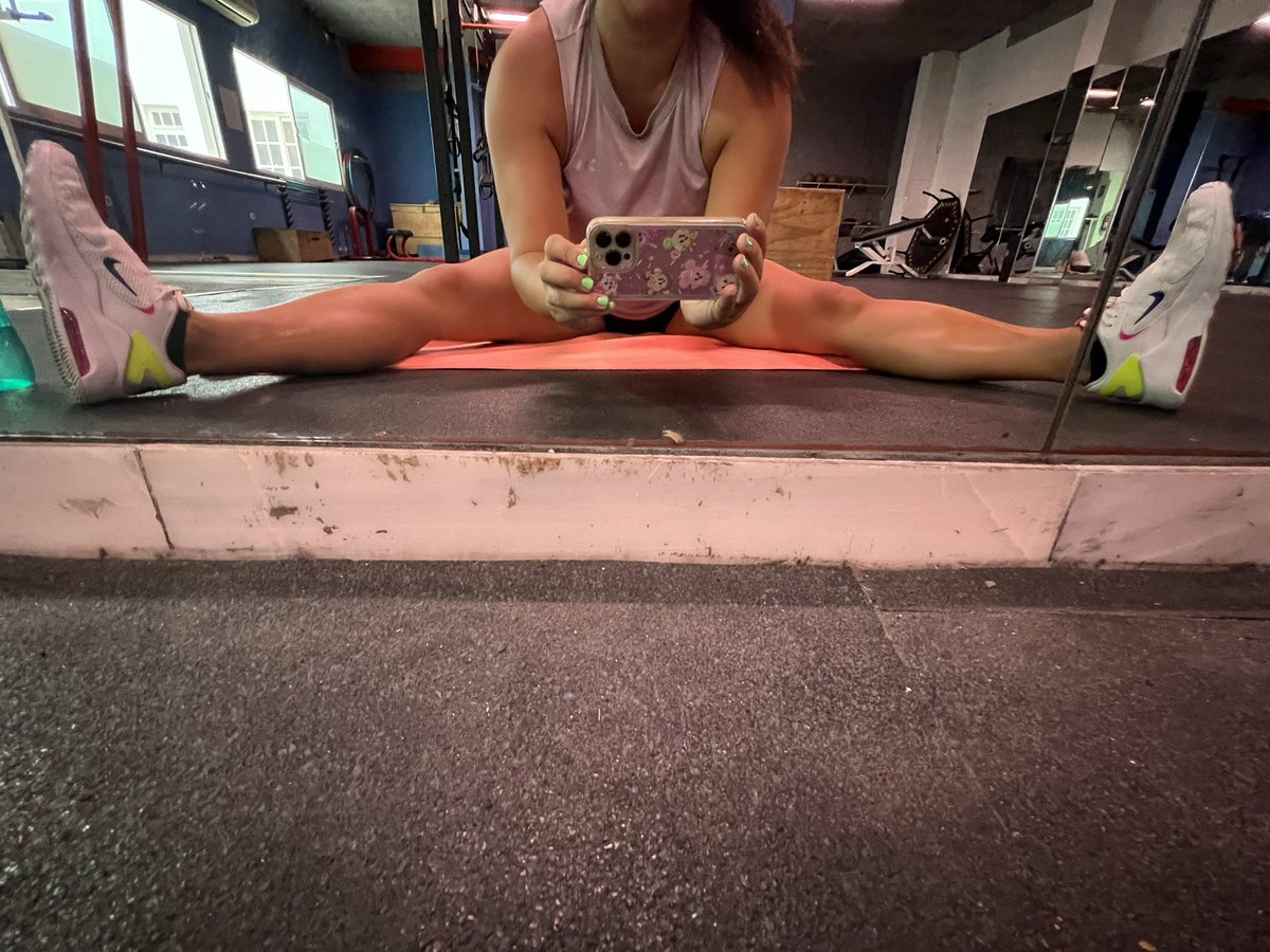 CurvyAsianMei's tweet photo. A good stretch after a workout is the best ☺️ https://t.co/B1s8jPYczr