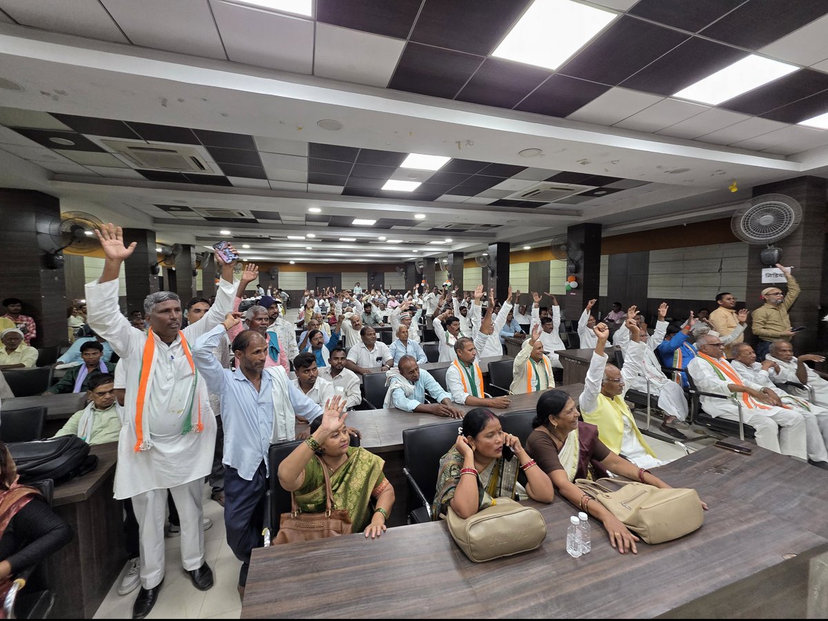 AdvRajendraPal's tweet photo. आज उत्तर प्रदेश के आजमगढ़ स्थित नेहरू भवन में आयोजित OBC जनसभा में OBC समाज के अधिकार, सामाजिक न्याय, संविधान की रक्षा और राजनीतिक भागीदारी को लेकर महत्वपूर्ण चर्चा हुई।

इस दौरान जाति जनगणना में OBC समाज सहित सभी जातियों की स्पष्ट भागीदारी और उनके सही आंकड़े सामने लाने को लेकर भी विस्तार से चर्चा हुई।

यह मांग भी उठी कि जाति जनगणना के साथ सामाजिक, आर्थिक और शैक्षणिक सर्वेक्षण भी कराया जाए तथा OBC समाज के लिए अलग से कॉलम होना चाहिए, ताकि उनकी वास्तविक संख्या और सामाजिक-आर्थिक स्थिति का सही आंकलन हो सके।

कांग्रेस पार्टी सामाजिक न्याय और समान भागीदारी के लिए पूरी मजबूती के साथ OBC समाज की आवाज़ को बुलंद करती रहेगी।