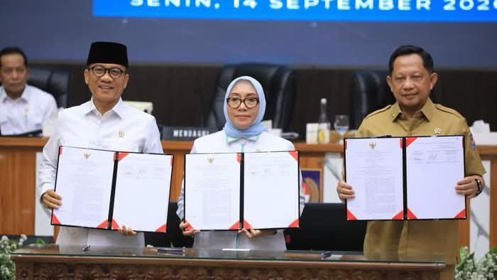 tedistyadi7's tweet photo. SKB 3 MENTERI, Menteri Desa PDT Yandri Susanto,  Mendagri Muh. Tito Karnavian, Menteri PPPA Arifatul Choiri Fauzi Dorong Perempuan Jadi Subjek Pembangunan

#KemendesPDT
#BangunDesaBangunIndonesia
#BPSDMKemendesPDT https://t.co/8bmiF5bqsY