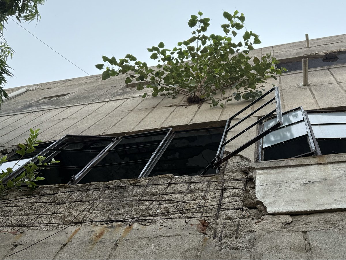 ipradipjain's tweet photo. @AhmedabadPolice @GujaratPolice અમદાવાદ માં પણ દિલ્હી ના સત્યનિકેતન જેવી ઘટના ક્યારેય પણ બની શકે છે, તરત એક્શન લેવા વિનંતી, હું કેનેડા માં રહું છું, મારા માં પિતા જે સીનિયર છે આ ઘર માં રહે છે https://t.co/pKplGZXan6