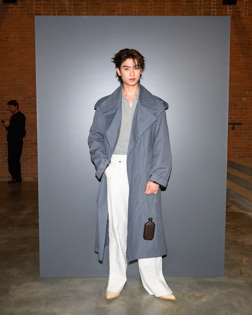 Siam_Paragon's tweet photo. โทมัส ธีร์ทัศน์ (@tthomastc) ร่วมชมโชว์ Calvin Klein Collection โดย Veronica Leoni เผยโฉม Spring 2027 บนรันเวย์ ณ Terminal Warehouse มหานครนิวยอร์ก ถ่ายทอดการตีความ “American Minimalism” ผ่านเสื้อผ้าเบสิกอันเป็นเอกลักษณ์ของแบรนด์ที่ถูกปรับโฉมให้เพรียวยาวและเข้ารูปยิ่งขึ้น ผสานงานตัดเย็บอันคมกริบเข้ากับความสบาย พร้อมเติมมิติด้วยยีนส์ หนัง หนังกลับ และดีเทลชุดชั้นในสุดประณีต

ยกระดับสไตล์ความเท่ระดับไอคอนิกไปกับคอลเลกชันล่าสุดจาก Calvin Klein ได้แล้ววันนี้ที่ Paragon Department Store ชั้น 2 และ ชั้น 3 สยามพารากอน

THOMAS IN NYFW WITH CK
 
@CalvinKlein 
#CalvinKlein #CalvinKleinSS27
#CalvinKleinSP27xThomas 
#CalvinKleinxThomas #tthomastc
#SiamParagon