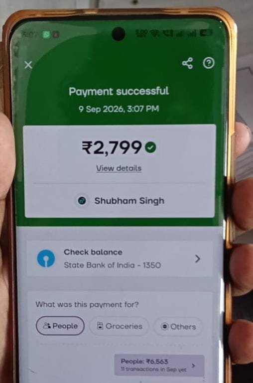 ManishCEO2's tweet photo. लखनऊ में बलिया के एक व्यक्ति ने EMI न भरने पर युवक को बंधक बनाकर पीटने और ब्लड बैंक में खून निकालने का सनसनीखेज आरोप सामने आया है।

आरोप है कि रिकवरी एजेंट ने युवक को 5 दिन तक बंधक बनाकर मजदूरी कराई और बेरहमी से पिटाई की। पीड़ित जब चौकी पहुंचा तो पुलिस ने उसे कथित तौर पर भगा दिया और परिवार को भी थाने से टरका दिया गया।

मामला निगोहां के राजाराम खेड़ा पुरहिया का है। DCP साउथ के आदेश पर अब अपहरण समेत गंभीर धाराओं में मुकदमा दर्ज किया गया है। दोषी पुलिसकर्मियों की भूमिका की जांच के आदेश दिए गए हैं, जबकि आरोपियों की गिरफ्तारी के लिए दबिश दी जा रही है।

#Lucknow #Nigoha #CrimeNews #UPPolice #RecoveryAgent #BreakingNews