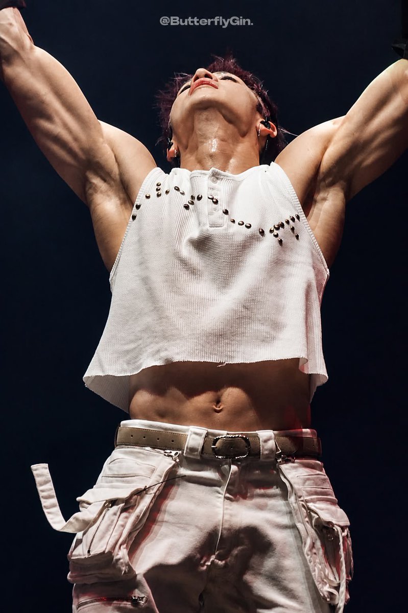 BANGCHANOLIC's tweet photo. this is like one of the most insane bang chan pictures ever https://t.co/kOqdb21TDh