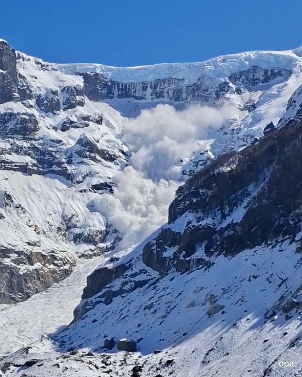 WetterOnline's tweet photo. ❄️ Der Winter hat die Anden weiter fest im Griff: Viel Schnee sorgt für hohe Lawinengefahr und gesperrte Straßen. In den höchsten Lagen kann jetzt über ein Meter Neuschnee dazukommen. 🏔️
💨 Dazu wird es teils stürmisch.
#Anden #Schnee #Südamerika https://t.co/t87IUTdxm9
