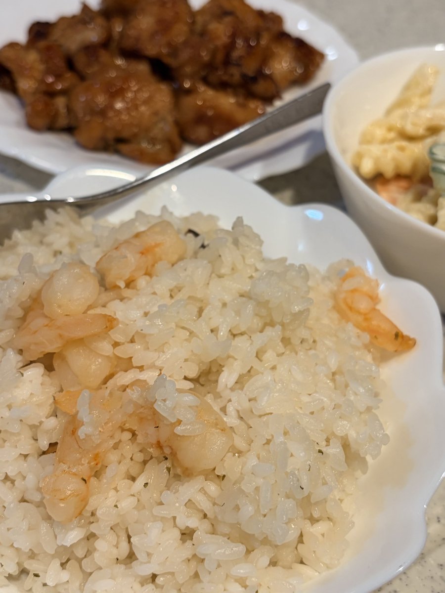 Gojo's tweet photo. 今流行りのマ・マーのあさりコンソメでピラフ炊きました！冷凍剥きエビ足してエビピラフ！大変美味しゅうございました！（焼くだけの照り焼きチキンと出来合いのパスタサラダを添えて） #マ・マー #あさりコンソメ https://t.co/B3FQmbiSyJ