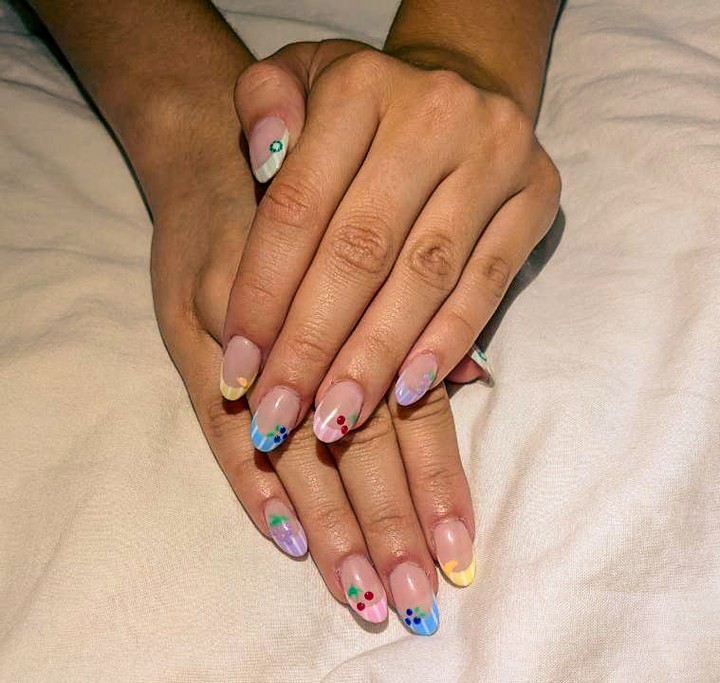 WinterAlexis's tweet photo. Une touche colorée parfaite pour les vacances. J’ai craqué pour cette pose pleine de couleurs, idéale pour profiter de l’été. Merci à @nailsbysoph_official, j’adore le résultat! https://t.co/SaipI2mQXk