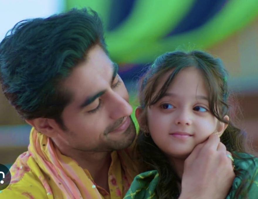 alshaymaics's tweet photo. Pleaaaaaaaase let harshad in a single father role with his hera ameen❤️❤️

The best content ever 😍😍😍😍

Harshad is slaying in yellow with his chubby cheeks 😍😍😍❤️❤️
#HarshadChopda https://t.co/ma2IoYq5Ma