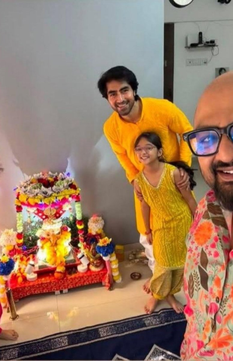 alshaymaics's tweet photo. Pleaaaaaaaase let harshad in a single father role with his hera ameen❤️❤️

The best content ever 😍😍😍😍

Harshad is slaying in yellow with his chubby cheeks 😍😍😍❤️❤️
#HarshadChopda https://t.co/ma2IoYq5Ma