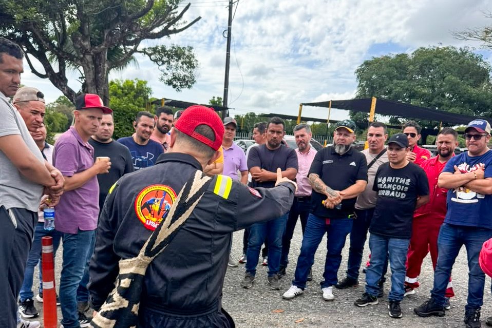 uso_meta's tweet photo. ✊ 13 días de protesta pacífica y los trabajadores afiliados y despedidos de Halliburton siguen firmes, denunciando vulneraciones a sus derechos laborales y sindicales.

Exigimos respeto, garantías y soluciones.

¡La dignidad laboral se defiende!

#SinLuchasNoHayVictorias https://t.co/xYlHBv6fui