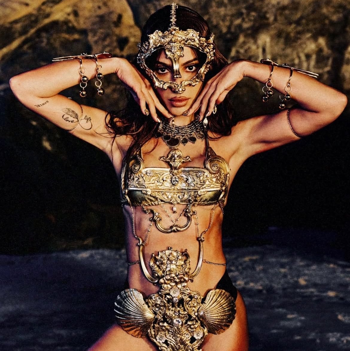 updatecharts's tweet photo. ELA TEM DEMANDA! 60 mil pessoas estão na fila para a PRÉ-VENDA dos “Ensaios da Anitta” no Rio de Janeiro. https://t.co/dxt8iXbmoi