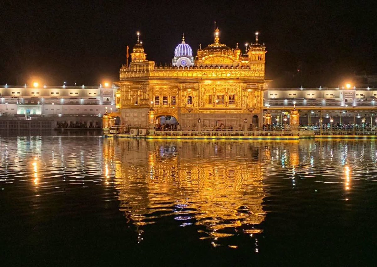 inderjeetbarak's tweet photo. कुछ दिन पहले स्वर्ण मंदिर गया था… लेकिन सच कहूँ तो वहाँ से लौटकर लगा कि मैं केवल एक जगह देखकर नहीं, बल्कि एक एहसास लेकर लौटा हूँ।

आपने अमृतसर का स्वर्ण मंदिर तस्वीरों में भी देखा ही होगा, लेकिन वहाँ जाकर जो अहसास होता है, वह तस्वीरों में दिखाई नहीं देता।
हर तरफ सेवा करते लोग…

कहीं लंगर चल रहा है, कहीं पानी पिलाया जा रहा है, कहीं जूते रखने की सेवा हो रही है और वह भी बिना एक पैसा लिए। 

आप वहां रहिए, खाइये, दर्शन कीजिये कोई आपसे एक रुपया नहीं मांगेगा ना कहीं आपसे कोई एक रुपया चढ़ाने को कहेगा। आपका खुद से मन हो वह बात अलग है।

कहीं कोई चुपचाप बैठकर गुरुवाणी सुन रहा है।
सबसे अच्छी बात यह लगी कि आप कौन हैं, इससे ज्यादा मायने यह रखता है कि आपको जरूरत किस चीज की है।

भूख लगी—लंगर हाजिर वह भी चौबीसों घंटे। चाय चाहिए वह फ्री।
प्यास लगी—पानी हाजिर।
आराम करना है—ठहरने की व्यवस्था।
मन को शांति चाहिए—गुरुवाणी हर समय।

और यह सब करते हुए किसी के चेहरे पर एहसान का भाव नहीं, बल्कि सेवा करने की खुशी दिखाई देती है।

मुझे एक बात ने विशेष रूप से प्रभावित किया। वहाँ कोई व्यक्ति अपने धन या पद के कारण विशेष नहीं हो जाता। कोई किसी पद पर हो या किसी के पास कितना भी धन हो उस आधार पर ना आप vip बनकर दर्शन कर सकते हैं ना कोई अतिरिक्त सुविधा ले सकते हैं, जो है सबके लिए बराबर है।

 हमारे यहाँ तो मंदिरों में जाइये, आपको जल्दी दर्शन करने हैं, पैसे दीजिए, आपको विशेष आरती करनी है पैसे दीजिए, आप बड़े पद पर हैं तो बस समझिये पूरी व्यवस्था आपकी ही सेवा में लग जाएगी। वहां ऐसा जरा भी दिखाई नहीं देता।

 हाँ अगर कोई बुजुर्ग महिला पुरुष है, छोटा बच्चा है या किसी को सहायता की जरूरत है, तो लोग स्वयं रास्ता छोड़ देते हैं।

वहाँ अगर कोई वीआईपी है, तो वह जरूरतमंद इंसान है वरना सब बराबर हैं। 

हजारों लोग हर समय मंदिर परिसर में होते हैं लेकिन कहीं कोई शोरगुल, हड़बड़ी, जल्दीबाज़ी, धक्कामुक्की आपको जरा भी देखने को नहीं मिलेगी। और हाँ, गंदगी तो दूर दूर तक दिखाई नहीं देगी।

जूते जमा कराने गया तो लगा कि सेवा करने वाला व्यक्ति जूतों की नहीं, बल्कि आपके सम्मान की रखवाली कर रहा है। इतनी आत्मीयता और विनम्रता कि मन भीतर तक छू गया।

और फिर मन में विचार आया—
हम अक्सर धर्म को बहुत बड़ी-बड़ी बातों में खोजते हैं।

लेकिन शायद धर्म की सबसे सुंदर तस्वीर वहीं दिखाई देती है, जहाँ कोई बिना किसी पहचान के किसी भूखे को खाना खिला रहा हो, किसी प्यासे को पानी पिला रहा हो और किसी अनजान व्यक्ति को सम्मान दे रहा हो।

धर्म अगर इंसान को विनम्र नहीं बनाता, तो शायद हमें धर्म को समझने की अपनी कोशिश पर फिर से विचार करना चाहिए।

मैं किसी धर्म को दूसरे धर्म से बड़ा बताने के लिए यह नहीं कह रहा।

लेकिन सेवा की इस परंपरा को देखकर मन में सिख समाज के प्रति सम्मान और बढ़ गया।
अमृतसर में स्वर्ण मंदिर के कारण हर समय चहल पहल है, लगा जैसे अमृतसर हर समय जाग रहा है कभी नहीं सोता। 

मन में आया कितनी प्यारी जगह है ज़ब जिस समय मन ऊब जाए, उदास हों, सब कुछ से थक गए हों, आप आइये वहां हर वक़्त हजारों लोग हैं, उनके बीच बैठिये और एक प्यारे से अहसास का आनंद लीजिए।

स्वर्ण मंदिर से लौटते समय मेरे मन में बस एक बात थी—
ईश्वर को पाने के रास्ते बहुत होंगे,
लेकिन इंसान के काम आने का रास्ता सबसे खूबसूरत है।

शायद इसी को कहते हैं—
“सेवा ही धर्म है।”
और सच कहूँ…
वहाँ कुछ देर बैठकर लगा कि ईश्वर को खोजने के लिए हमेशा आँखें बंद करने की जरूरत नहीं होती; कभी-कभी आँखें खोलकर इंसान की सेवा करते लोगों को देखना भी काफी होता है।
स्वर्ण मंदिर की उस पवित्र भूमि को नमन।
सेवा के उस भाव को नमन।

और उन सभी सेवकों को दिल से सलाम, जो बिना किसी स्वार्थ के इंसानियत की सेवा में लगे हैं।  🙏
#goldentemple 
#sikh 
साभार - Mr Saneh V Pundir .