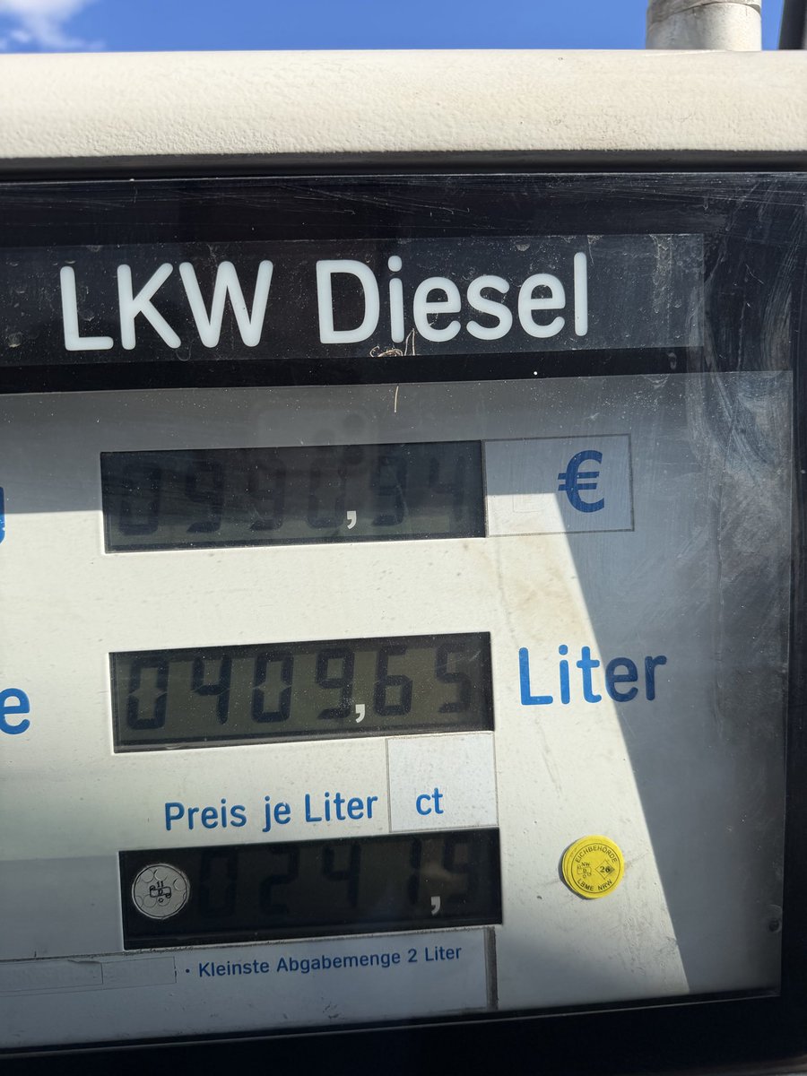 Trucker_bjk's tweet photo. Mazot olmuş 2,5 eur. Almanya bitmişş bitmiiş. #lkw #eurotruck https://t.co/v0m8cLMxj7