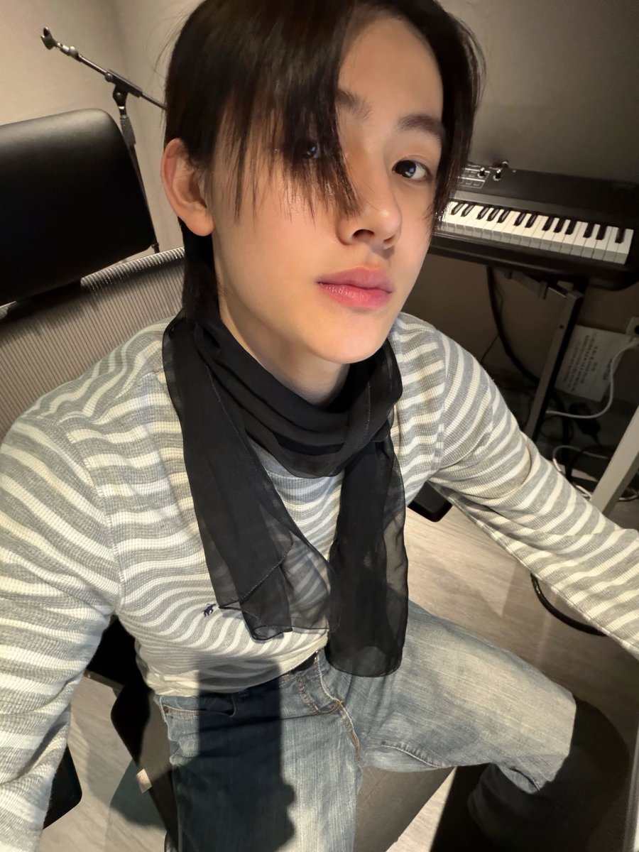 hyeonieverse's tweet photo. these peak girlhyeon pics > https://t.co/Ty2oooUZxV
