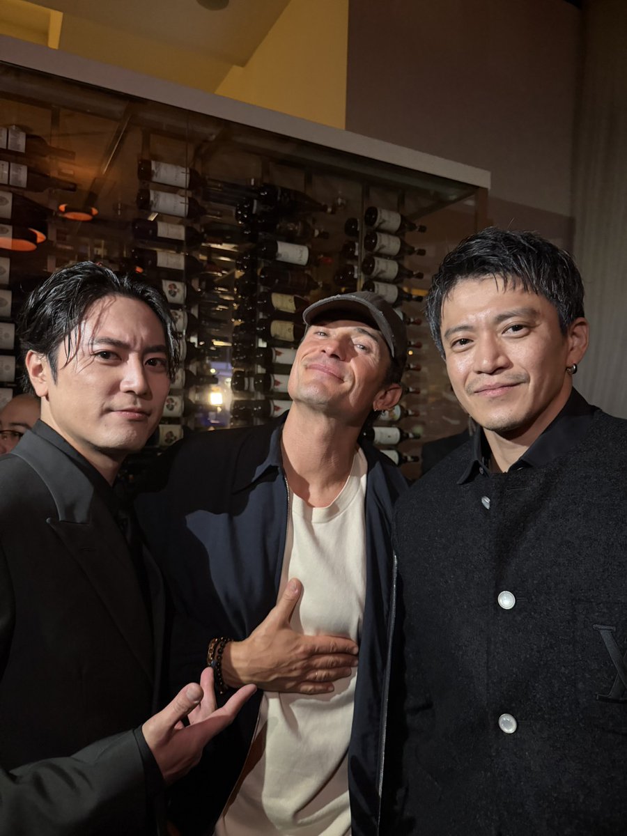 blt_movie_jp's tweet photo. ◥◣ワールドプレミア◢◤
⠀@第51回トロント国際映画祭🎥

#小栗旬 さん、
#間宮祥太朗 さん　そして・・・
#オーランド・ブルーム さんの3ショット！

本作を鑑賞したオーランド・ブルームさんは
「素晴らしかった！観客の反応が良すぎてどう反応すればいいかわからなかった。日本とアメリカの融合が見事だった。もっとこういう映画が作られるべきだ」
と絶賛のコメント！
作品が放つ強烈なエネルギーとクオリティに深く感銘を受けたご様子。

『バッド・ルーテナント：トウキョウ』𝟏𝟎.𝟐𝟑 𝐅𝐫𝐢
#バッドルーテナントトウキョウ #NEON